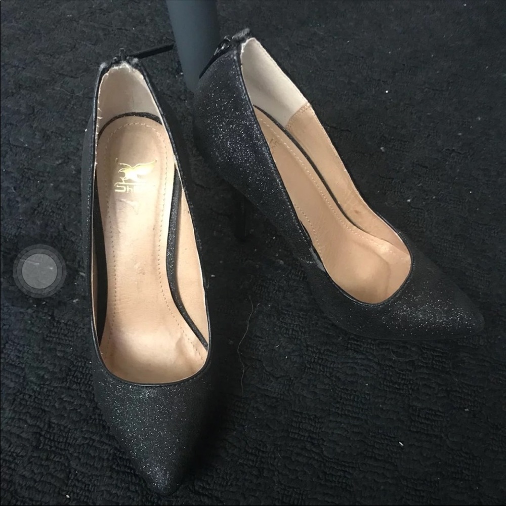Black Pumps